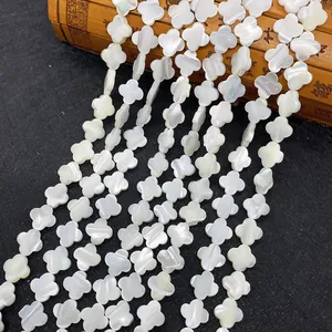 Détail macro de perles en nacre naturelle en forme de trèfle pour création de bijoux