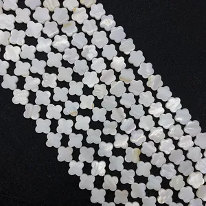 Macro-detail van natuurlijke witte parelmoer klavertjevier kralen voor DIY-sieraden