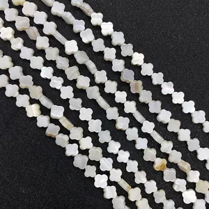 Primer plano de cuentas de trébol en nácar blanco con brillo natural para joyería