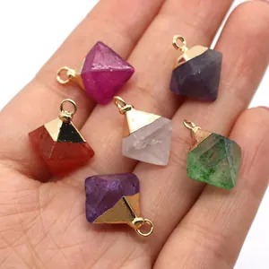 Lot de six pendentifs pyramides en pierre naturelle avec calottes dorées pour bijoux