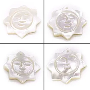 Pendentif en Coquille de Nacre Blanche Naturelle Visage de Soleil Étoile à Huit Branches Visage Souriant Gravé DIY Accessoire