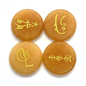 Detalle de cuatro piedras Reiki de cuarzo amarillo con símbolos de sanación grabados