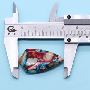 Teardrop keizersteen hanger gemeten met schuifmaat, lengte ongeveer 3,2 cm