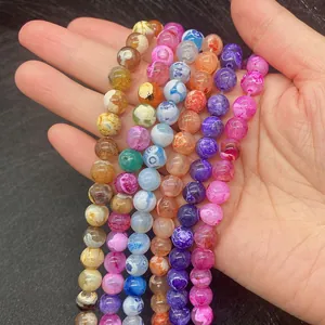 Detailopname van kleurrijke agaatkralen met craquelé-effect voor DIY-sieraden