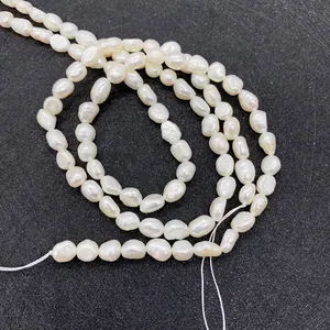 Natuurlijke AA zoetwater barokparels voor DIY sieraden maken op een donkere ondergrond