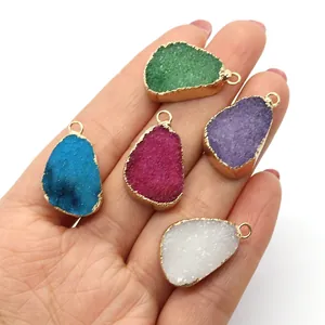 Onregelmatige druzy kristallen hangers met gouden rand in blauw groen roze paars en wit