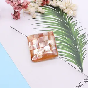 Detail van een vierkante mozaïek parelmoer kraal voor DIY sieraden maken