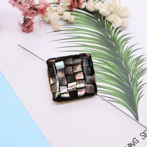 Macro-opname van een vierkante abalone schelpkraal met iriserende glans voor DIY-sieraden