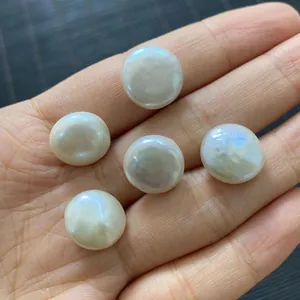 Cinco perlas de agua dulce blancas de 13-14mm con brillo intenso sostenidas en la mano