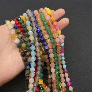 Vista macro di perle in pietra naturale sfaccettata multicolore per gioielli fai da te