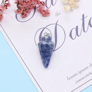 Macro detail van de blauwe sodaliet hanger met zilveren sluiting op decoratieve achtergrond