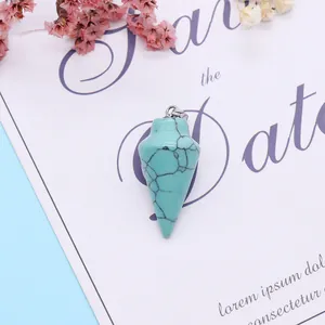 Macro-detail van een turquoise zeshoekige hanger met zilveren metalen sluiting