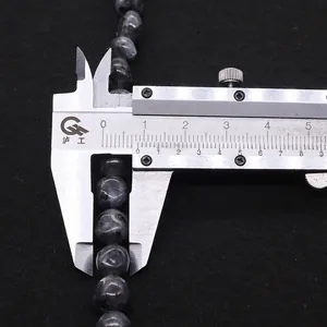 Meten van 8-10 mm grijze labradoriet natuursteen kralen met een digitale schuifmaat