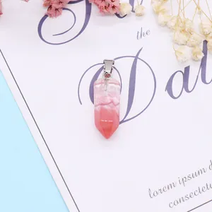 Detail van zeshoekige natuursteen hanger met roze kleurverloop en metalen sluiting