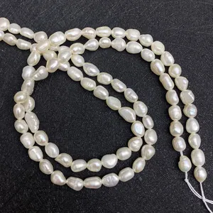 Hochglänzende natürliche Süßwasserperlen Barockperlen-Strang für DIY-Schmuck auf Schwarz