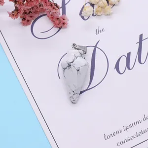 Natuurlijke witte howliet kogel hanger met marmeren textuur op blauw-witte achtergrond