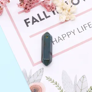 Vue détaillée du pendentif hexagonal en pierre naturelle vert foncé avec trou de lanière