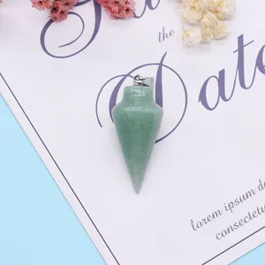 Natuurlijke groene aventurijn bullet hanger met zilveren metalen sluiting op kaart