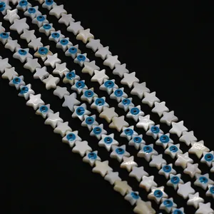 Vue détaillée de perles en nacre en forme d'étoile avec des charmes d'œil bleu pour bijoux