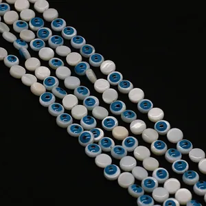 Vue détaillée de perles en nacre naturelle avec motif œil grec pour bijoux DIY