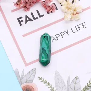 Pendentif hexagonal en malachite verte polie avec trou de lanière sur carte décorative