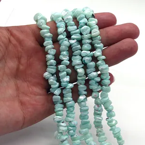 Gros plan de perles de coquillage bleu clair irrégulières pour la création de bijoux DIY