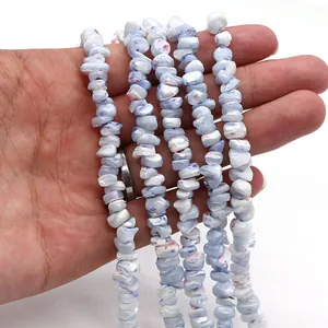 Gros plan de perles de coquillage bleues et blanches irrégulières pour bijoux DIY