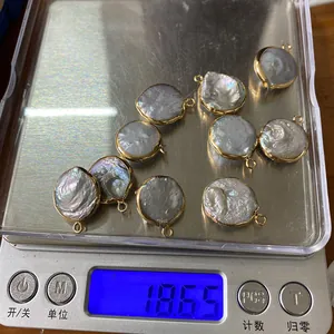 Set van 10 natuurlijke zoetwater schelphangers verguld met een gewicht van 18,65 gram