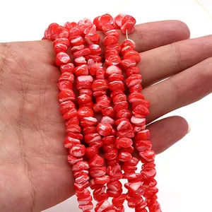 Gros plan de perles de nacre marbrées rouge et blanc pour la création de bijoux DIY