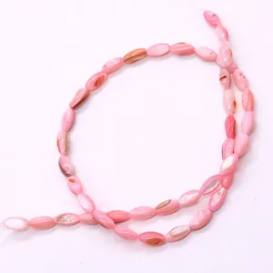 Macro van ovale roze parelmoer kralen met natuurlijke glans voor DIY-sieraden maken