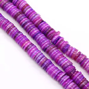 Dettaglio di perle heishi in conchiglia tinta viola per creazioni di gioielli DIY
