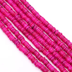 Dettaglio di perline heishi piatte rosa rosso per la creazione di gioielli fai da te