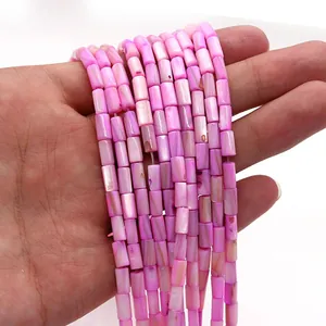 Dettaglio macro di perle a tubo in conchiglia rosa vivace per creazione gioielli DIY