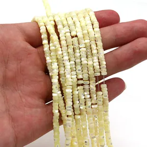 Primer plano de cuentas de concha natural amarilla con brillo irisado para joyas DIY