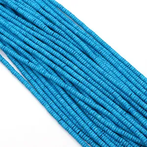 Macro-opname van blauwe turquoise schijfkraal met zwarte nerven voor DIY-sieraden