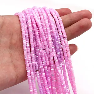 Cuentas cuadradas de nácar rosa para joyería artesanal sostenidas en la mano