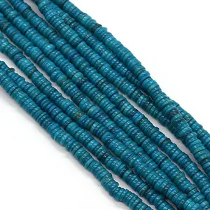 Dettaglio di fili di perline heishi in conchiglia blu naturale per fai da te