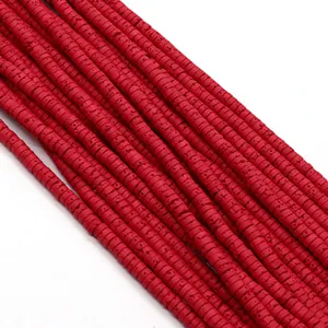 Macro-opname van rode platte kralen met poreuze textuur voor DIY sieraden maken