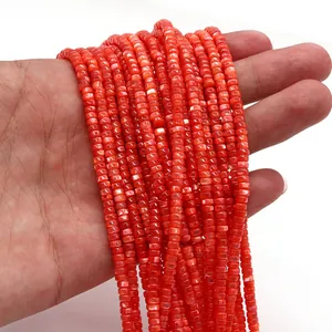 Vista macro de cuentas de concha teñidas naranja de 3mm para creación de collares