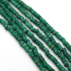 Dettaglio macro di perle in malachite verde striata per la creazione di gioielli fai-da-te