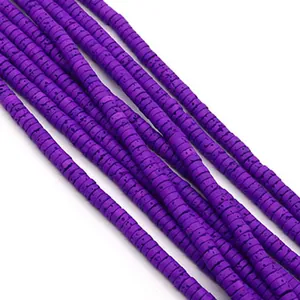 Detailopname van dieppaarse vulkanische steen heishi kralen voor DIY sieraden en kettingen