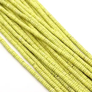 Detail van lichtgele natuursteen platte schijfkraaltjes voor DIY-sieraden maken