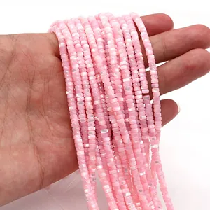 Vista macro de cuentas de concha cuadradas rosas con brillo perlado para joyas DIY