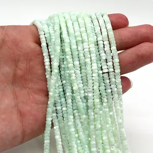 Detalle macro de cuentas cuadradas de concha verde claro para crear joyas DIY a mano