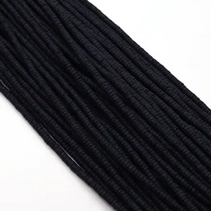 Detail van dunne zwarte platte ronde tussenkralen voor het maken van DIY-sieraden