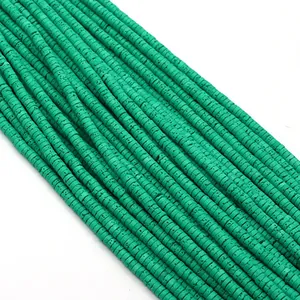 Macro-opname van muntgroene heishi-kralen voor doe-het-zelf sieraden en kettingen
