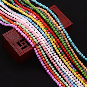Perline rotonde in conchiglia colorata per gioielli fai da te su scatola di legno
