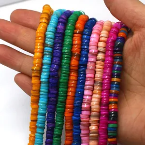 Fili di perline colorate in conchiglia piatte e tonde per creazione di gioielli fai-da-te
