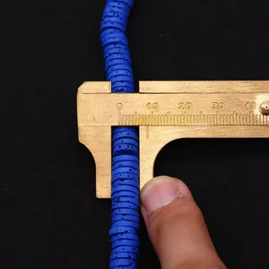Macro-opname van het meten van 10mm blauwe lavasteen kralen voor DIY sieraden maken