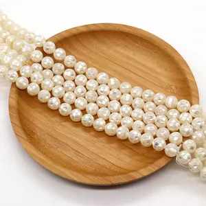 Dettaglio di perle in conchiglia sfaccettate color crema con motivo a mosaico